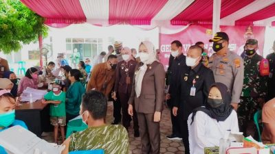 Bupati Winarti Tinjau Vaksinasi Massal di Puskesmas Banjar Agung
