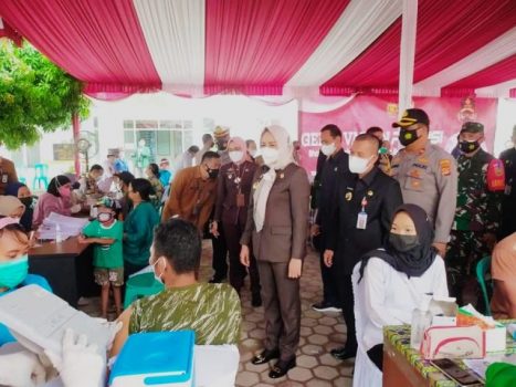Bupati Winarti Tinjau Vaksinasi Massal di Puskesmas Banjar Agung