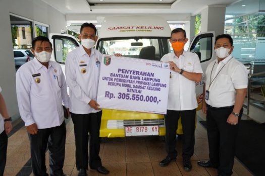 Bank Lampung Serahkan Bantuan Mobil untuk Samsat Keliling