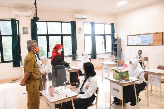 Hari Pertama PTM di Bandarlampung, Eva Dwiana Meninjau Lima Sekolah