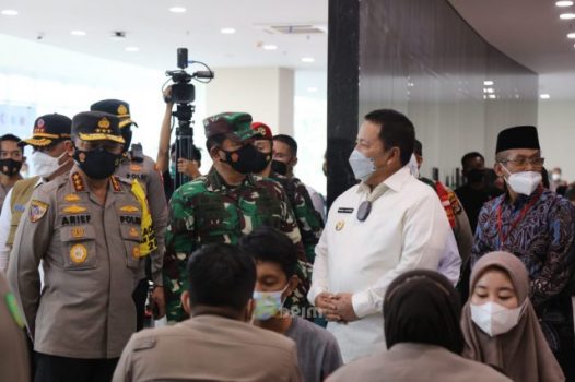 Panglima TNI Marsekal Hadi Tjahjanto Tinjau Vaksinasi Covid-19 di UIN Raden Intan