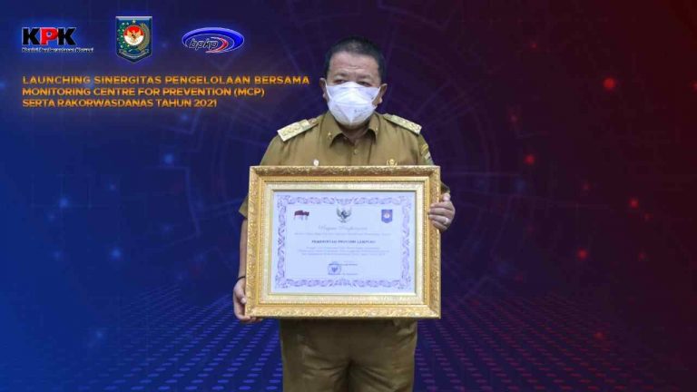 Penyelesaian TLHP, Gubernur Lampung Terima Penghargaan dari Kemendagri