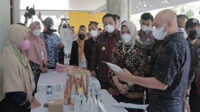 Menteri Teten Masduki Serahkan Bantuan Rp500-an Juta untuk 40 ‘Tenant’ Binaan Sikubis LP2M Unila