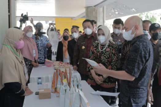 Menteri Teten Masduki Serahkan Bantuan Rp500-an Juta untuk 40 ‘Tenant’ Binaan Sikubis LP2M Unila