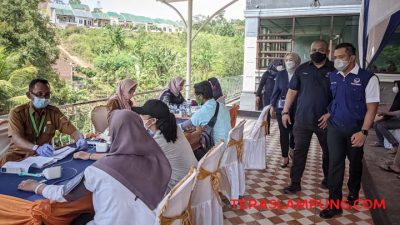 Ikut Vaksinasi Covid-19 di Partai Nasdem Lampung Dapat Sembako
