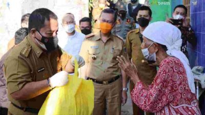 Covid-19, Gubernur Lampung Bagikan Sembako di Bandarlampung