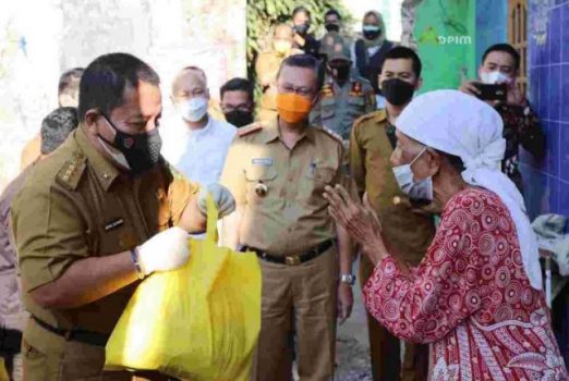 Covid-19, Gubernur Lampung Bagikan Sembako di Bandarlampung