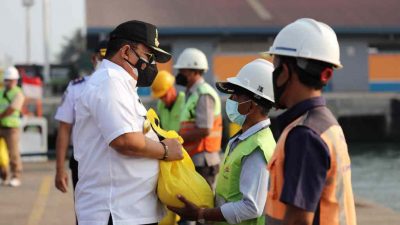 Covid-19, Gubernur Lampung Serahkan Bantuan Sembako untuk Buruh dan Nelayan