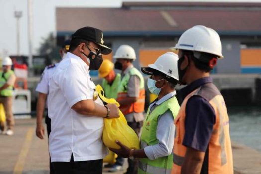 Covid-19, Gubernur Lampung Serahkan Bantuan Sembako untuk Buruh dan Nelayan