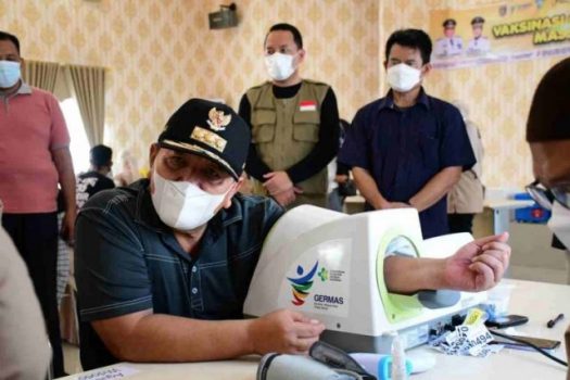Gubernur Arinal Tinjau Vaksinasi Massal
