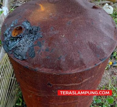 Pembuangan Limbah di Teluk Semaka – Pantai Kotaagung Diduga Dilakukan Sejak Sebulan Lalu, Ini Buktinya