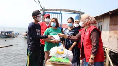 Ketua PMI Lampung Bagikan Bantuan kepada Korban Bencana Ombak Pasang di Bandarlampung