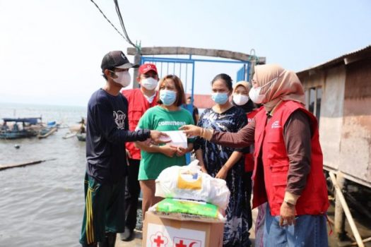 Ketua PMI Lampung Bagikan Bantuan kepada Korban Bencana Ombak Pasang di Bandarlampung