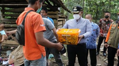Bupati Lamsel akan Bangun Kembali Rumah Warga Tajimalela yang Roboh