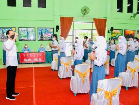 Presiden Jokowi Tinjau Vaksinasi Pelajar di Pesawaran