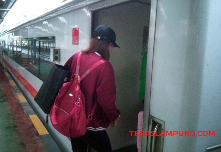 Calon penumpang memasuki gerbong KA Kuala Stabas tujuan Baturaja, Rabu (15/9/2021).