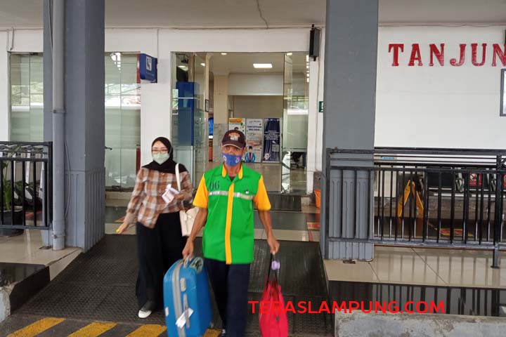 Seorang porter di Stasiun Tanjungkarang membawa bawaan penumpang, Rabu (15/9/2021).