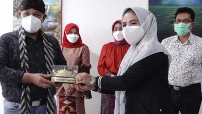Bupati Nanang Ermanto Sambut Kunjungan Wisatawan Romantic Journey di Lamsel