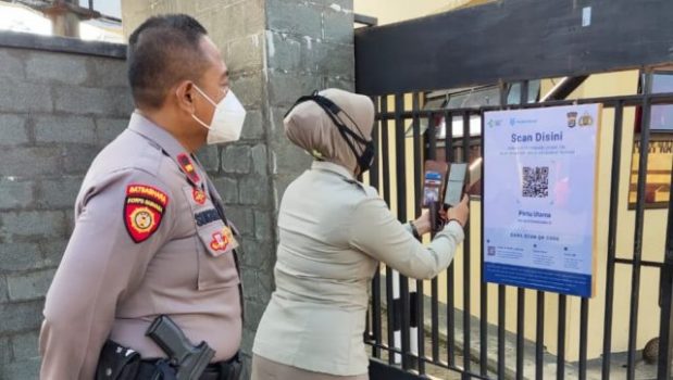 Personel dan Masyarakat yang Masuk-Keluar Mapolres Tanggamus Wajib Scan Barcode Peduli Lindungi