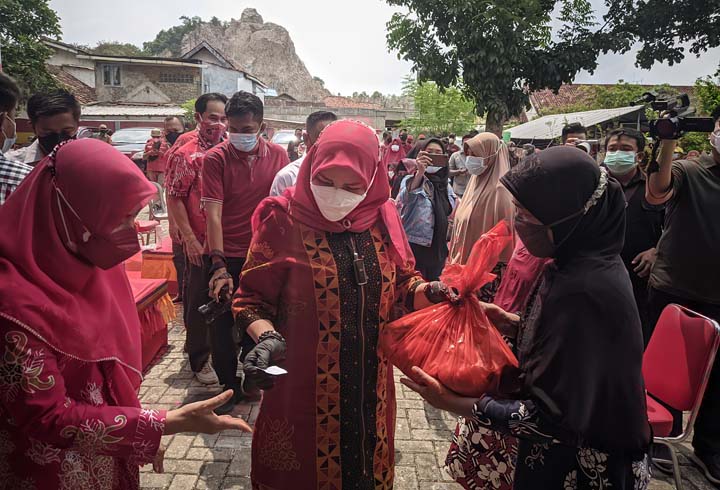 Vihara Vazra Bumi – Pemkot – PSMTI Lampung Bagikan Seribu Paket Sembako