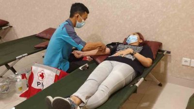 Gelar Aksi Donor Darah Sukarela, Riana Sari Arinal Apresiasi Hotel Golden Tulip Springhill