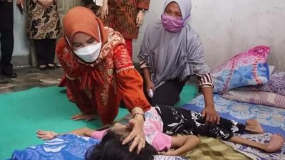 Ketua TP PKK Lampung Selatan Kunjungi Penderita Kongenital dan Janda Jompo di Jati Agung