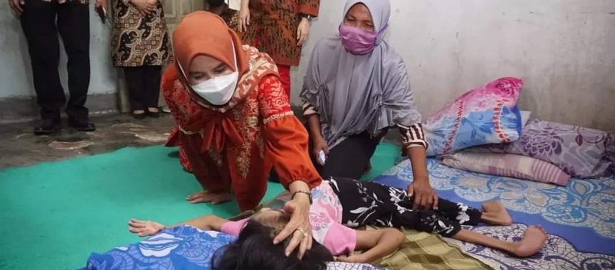 Ketua TP PKK Lampung Selatan Kunjungi Penderita Kongenital dan Janda Jompo di Jati Agung