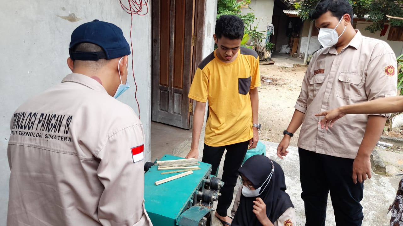PSTP Itera Aplikasikan Sanitasi dan Kemasan UMKM Tusuk Bakso di Lampung Timur