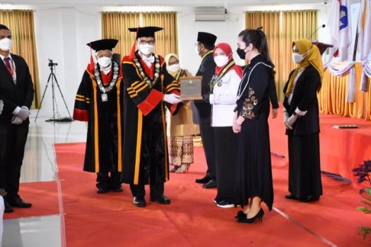 Walikota Eva Dwiana Terima Penghargaan Adi Karsa Madya dari Itera