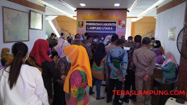 Vaksinasi Covid-19 di Pemkab Lampura Sebabkan Kerumunan Massa