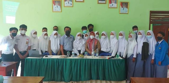 Dosen Itera Sosialisasikan PLTS di SMAN 1 Terusan Nunyai