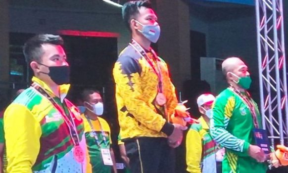Raih Emas, Lifter Lampung Viki Arianto Terlalu Perkasa bagi Para Pesaingnya