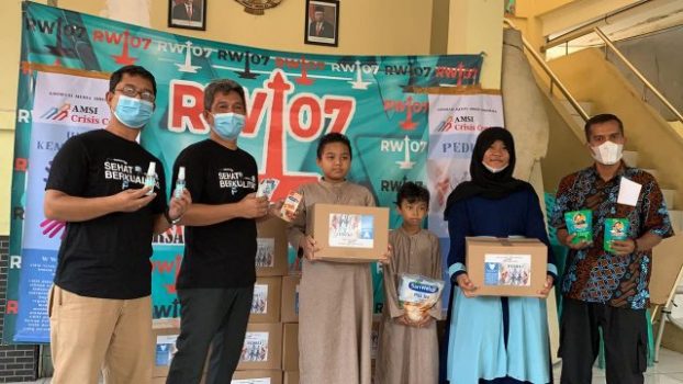 AMSI Crisis Center Bagikan Paket Kesehatan di Kelurahan Tanah Tinggi
