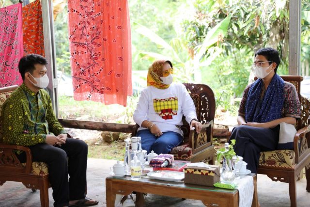 Gandeng Oscar Lawalatta, Riana Sari Arinal Berharap Batik Tulis Khas Lampung Deandra Mendunia