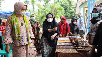 Peringati Hari Batik Nasional, Ketua Dekranasda Provinsi Lampung tinjau Mini Exhibition UMKM Batik