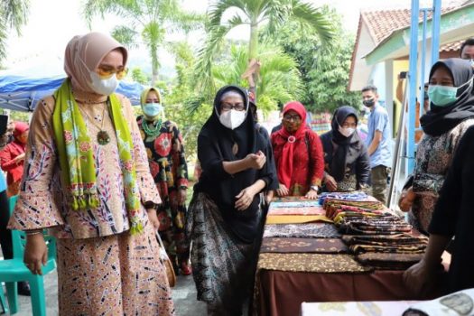 Peringati Hari Batik Nasional, Ketua Dekranasda Provinsi Lampung tinjau Mini Exhibition UMKM Batik