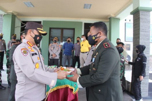 HUT ke-76 TNI, Kapolres Bandarlampung Beri Kejutan Dandim