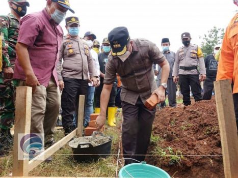 Bupati Lamteng Lakukan Peletakan Batu Pertama Pembanguna Pasar Kutowinangun