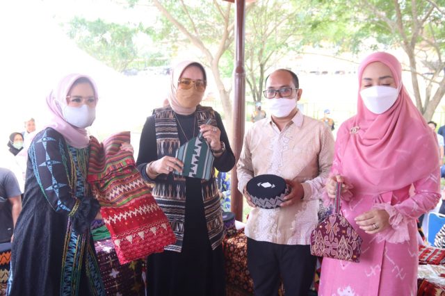 Ketua Dekranasda Lampung Luncurkan  Kain Tenun Sulam Jelujur Khas Pesawaran