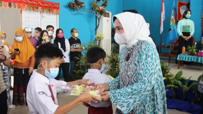 Ketua TP PKK Lampung Bermain Bersama Anak-anak PAUD di Pesisir Barat
