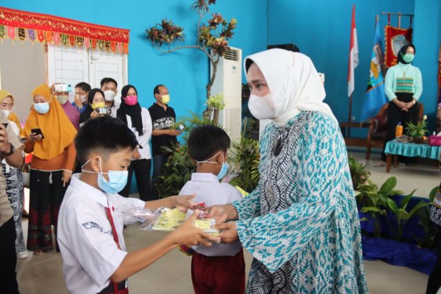 Ketua TP PKK Lampung Bermain Bersama Anak-anak PAUD di Pesisir Barat