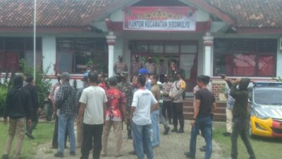 Pilkades Diduga Ada Kecurangan, Warga Desa Bandar Dalam Geruduk Kantor Camat Sidomulyo