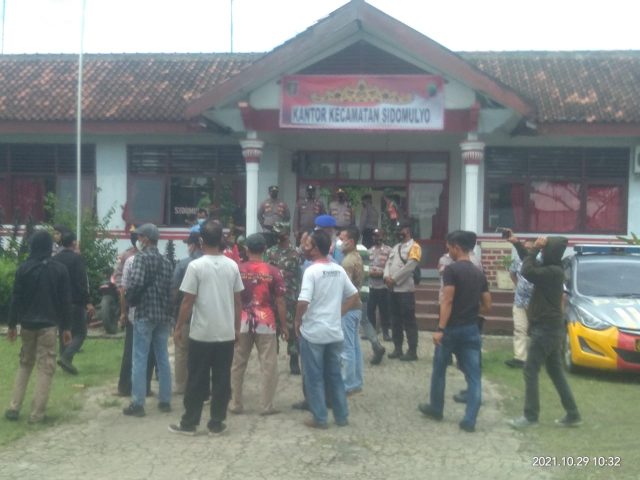 Pilkades Diduga Ada Kecurangan, Warga Desa Bandar Dalam Geruduk Kantor Camat Sidomulyo