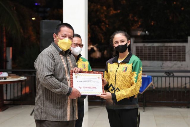 Raih 2 Emas di PON Papua, Sutjiati Narenda dan Wira Sukmana Terima Bonus Rp500 Juta