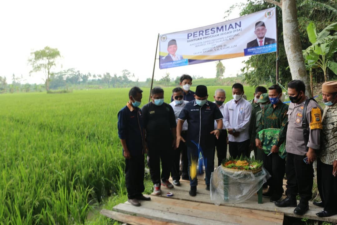 Reses di Lamsel, Wahrul Serahkan Bantuan Bedah Rumah dan Resmikan Irigasi