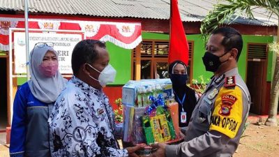 Hari Guru, Ditlantas Polda Lampung dan Jajaran Sambangi Guru di Pulau Harimau