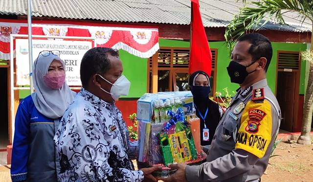 Hari Guru, Ditlantas Polda Lampung dan Jajaran Sambangi Guru di Pulau Harimau