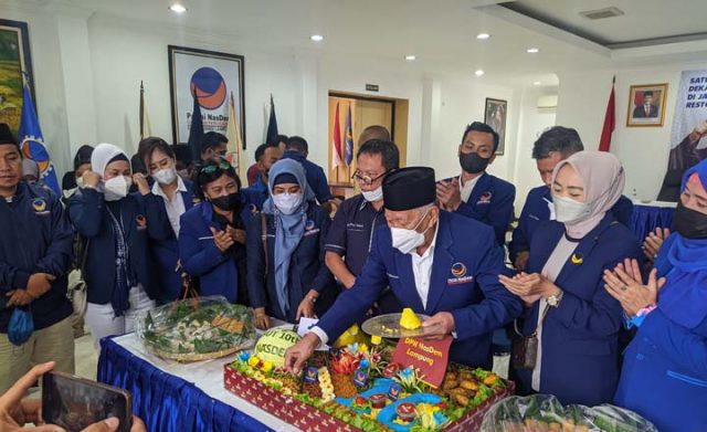 HUT ke-10, Nasdem Lampung Potong Tumpeng