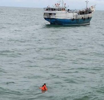 Kapal Kayu Bermuatan Kelapa Tenggelam di Selat Malaka