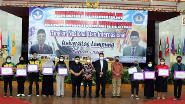 Rektor Unila Beri Penghargaan kepada 228 Mahasiswa Berprestasi